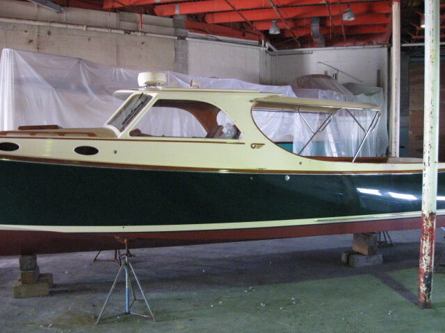 Strapless bimini on a picnic boat